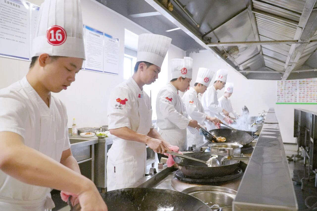 毕业即上岗！烹饪专业必考的中式烹调师证，这些福利你都知道吗？