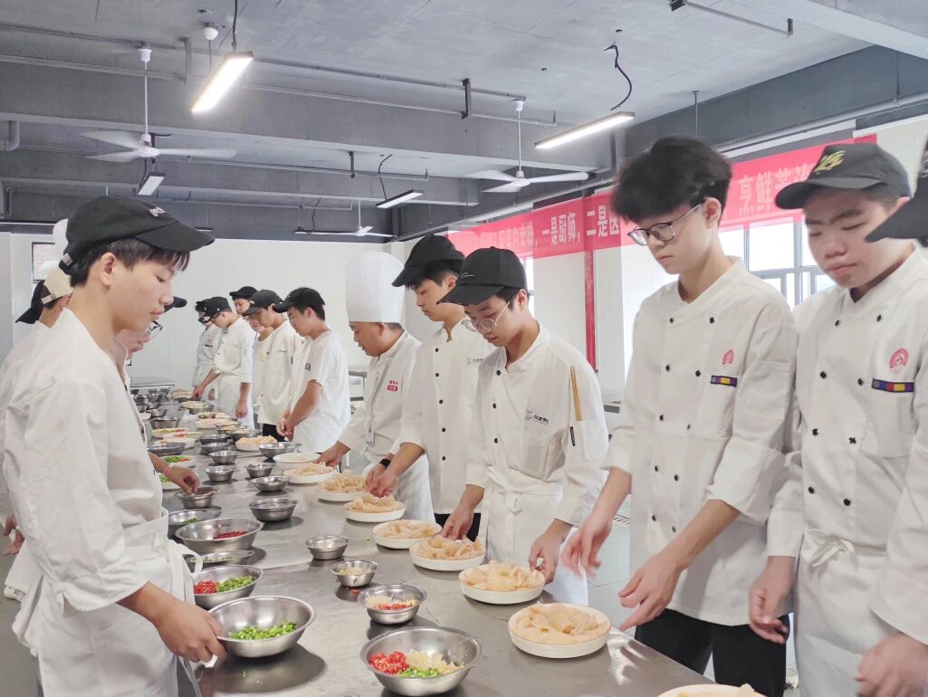 不当普通厨师，更不会只当“厨师”：烹饪专业的N种职业可能